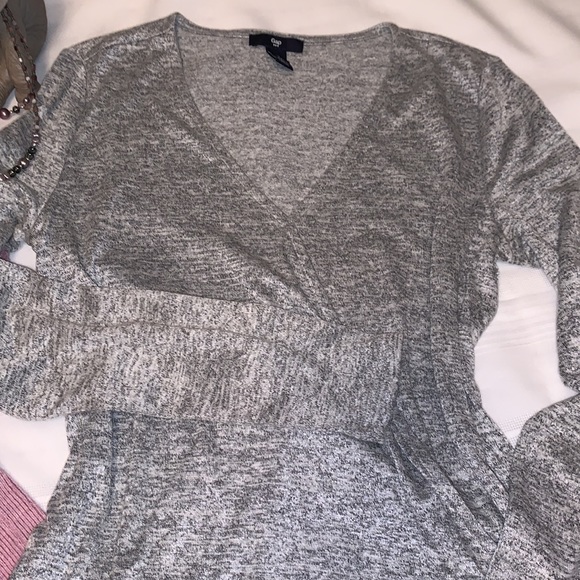 ✨2/$15 Women’s long sleeve knit top/ sweater | GAP - Picture 3 of 9